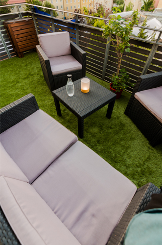 Erba artificiale su un balcone in città